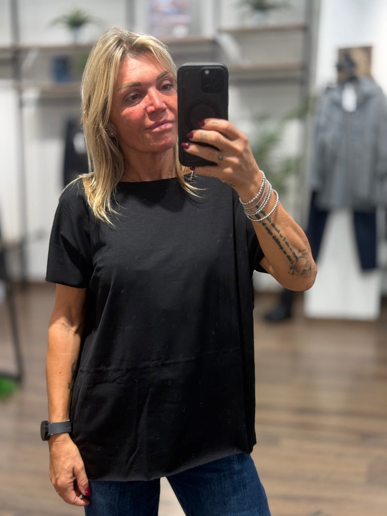 T-shirt basica con scollo a barca in taglio vivo