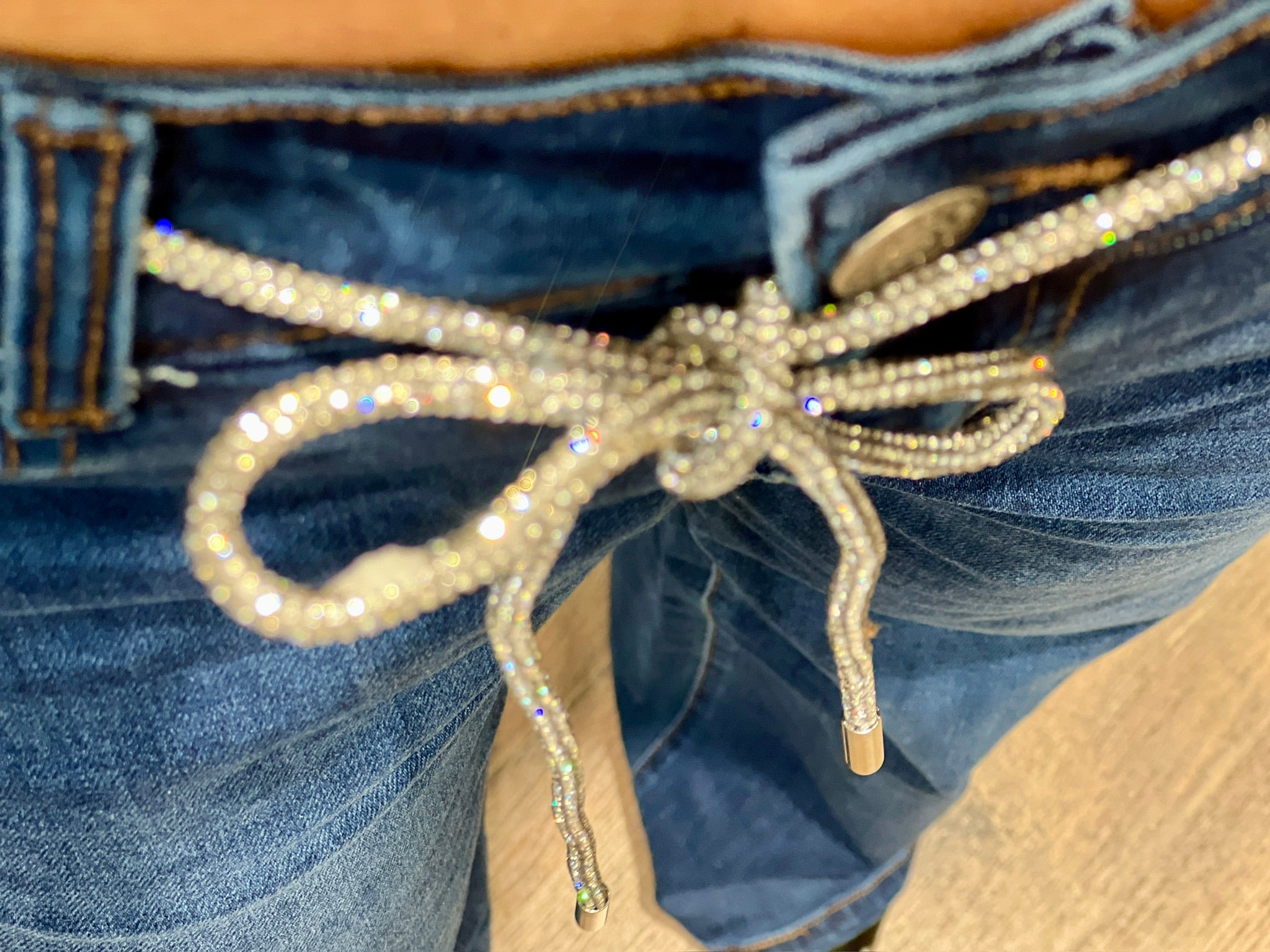 Jeans a palazzo con cintura di brillantini