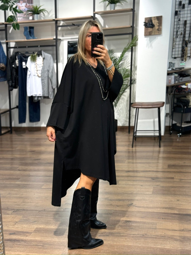 Abito over nero con scollo a V