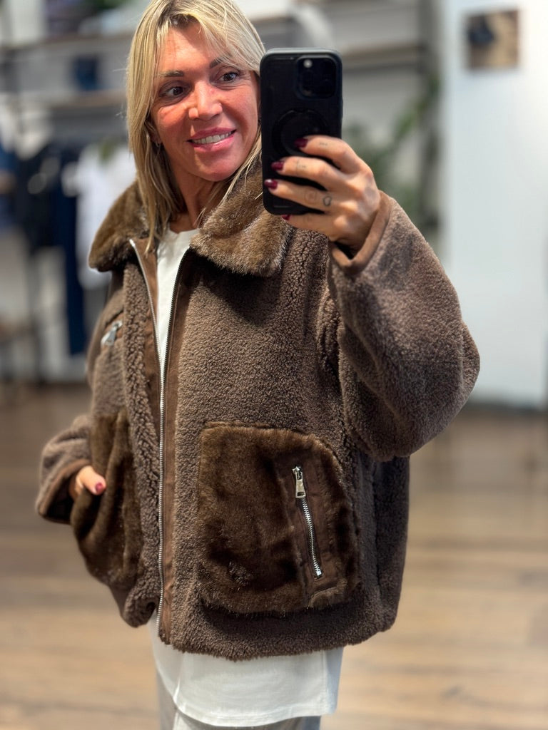 Giacca con zip con inserti in ecopelliccia