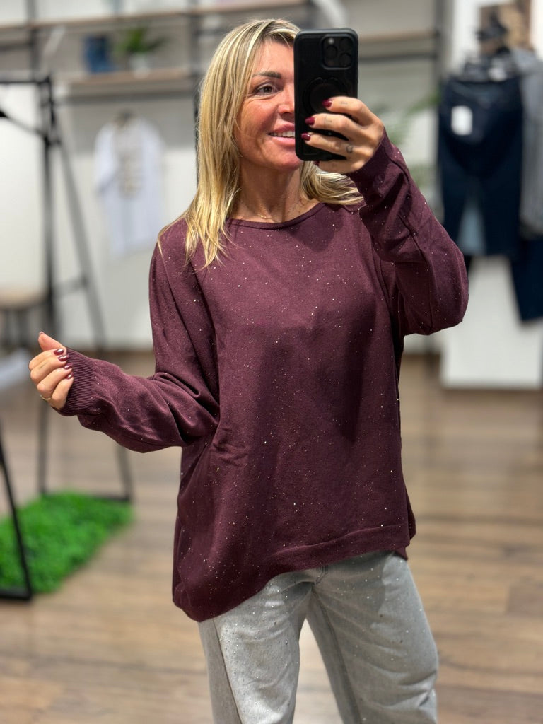 Maglia con scollo a barca con dettagli luminosi.
