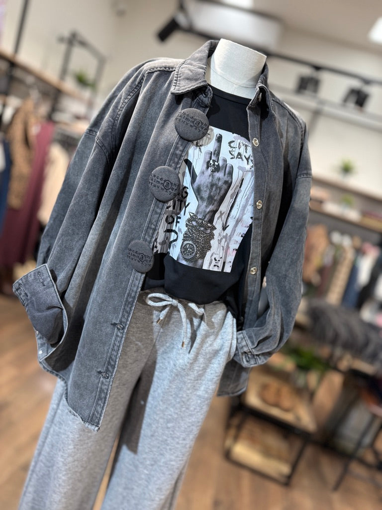 T-shirt con stampa in bianco e nero.