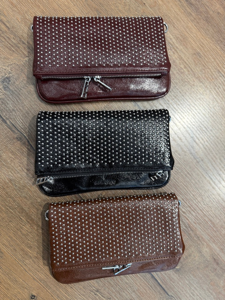 Clutch con borchie con apertura zip e bottoni a pressione