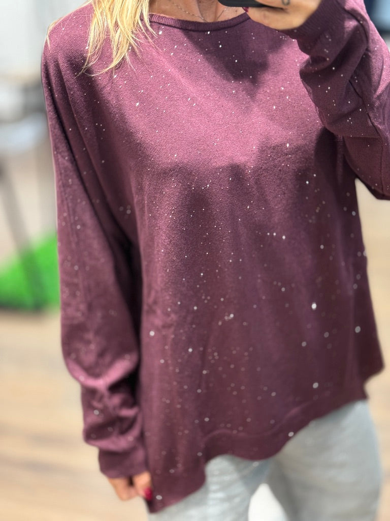 Maglia con scollo a barca con dettagli luminosi.