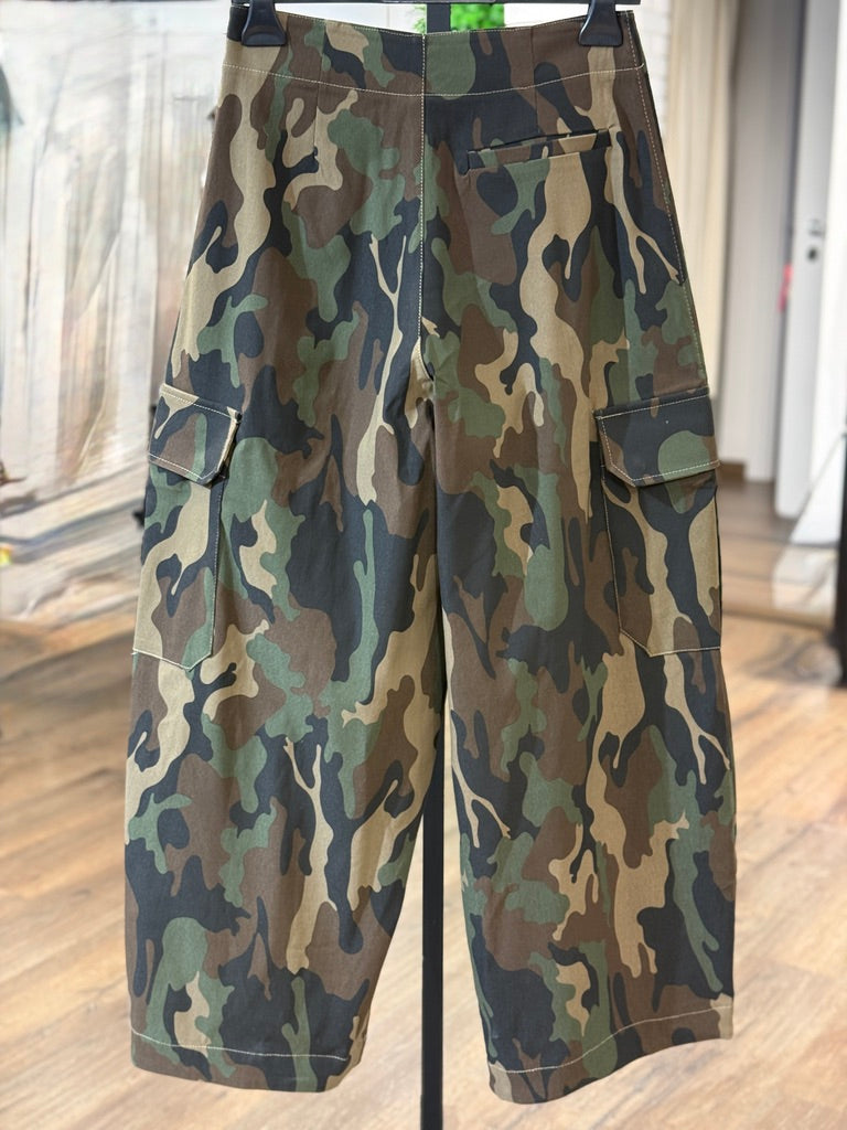 Pantalone camouflage con tashe