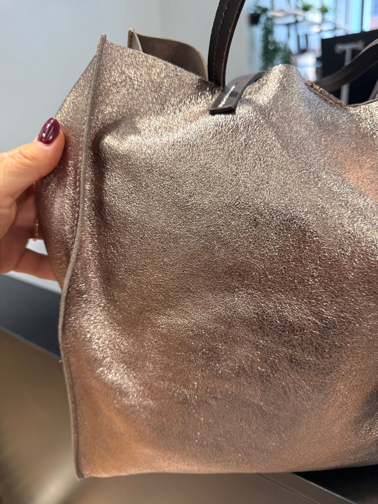 Borsa in pelle effetto metallo