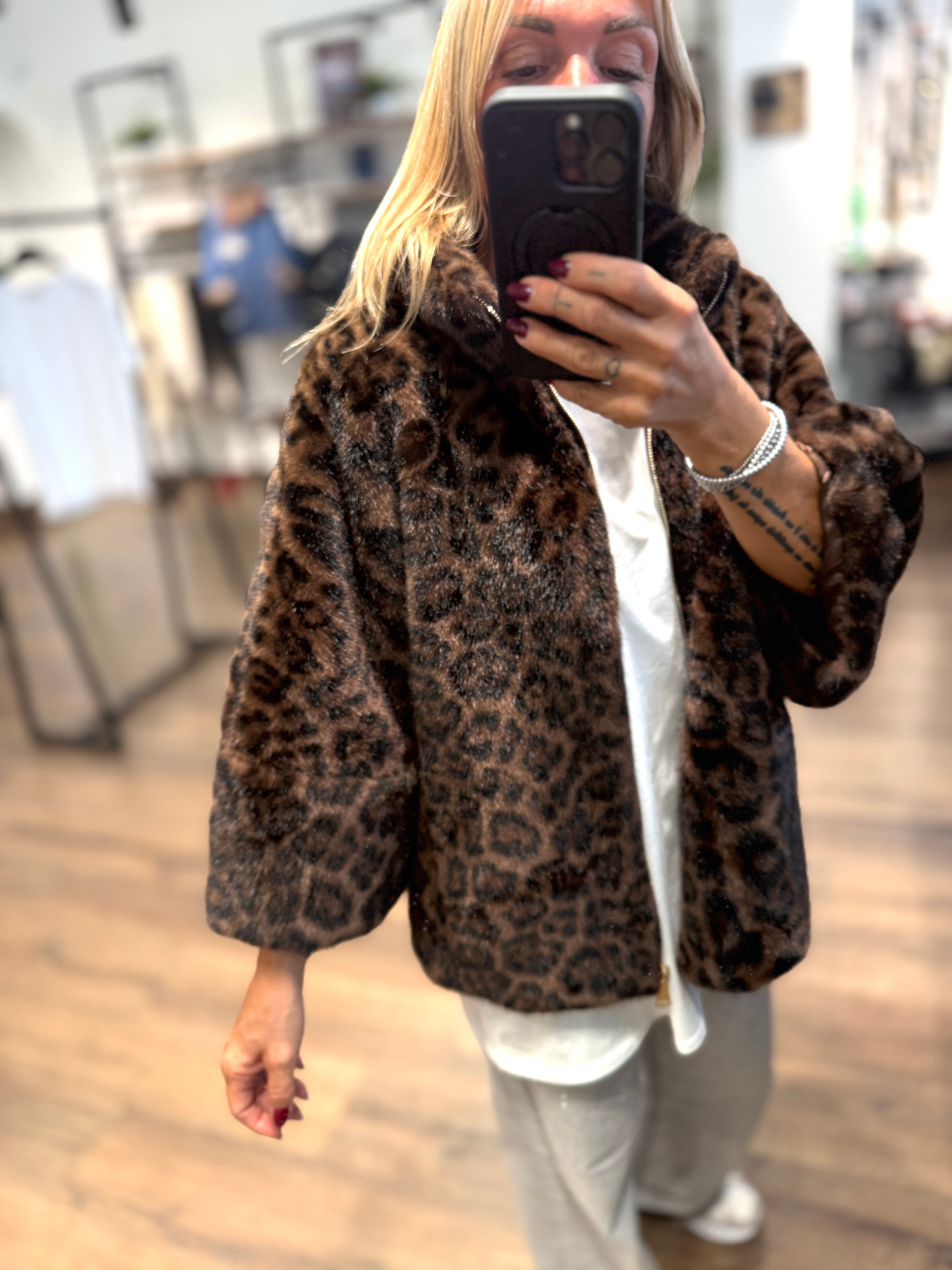 Pelliccia in ecopelo animalier con zip