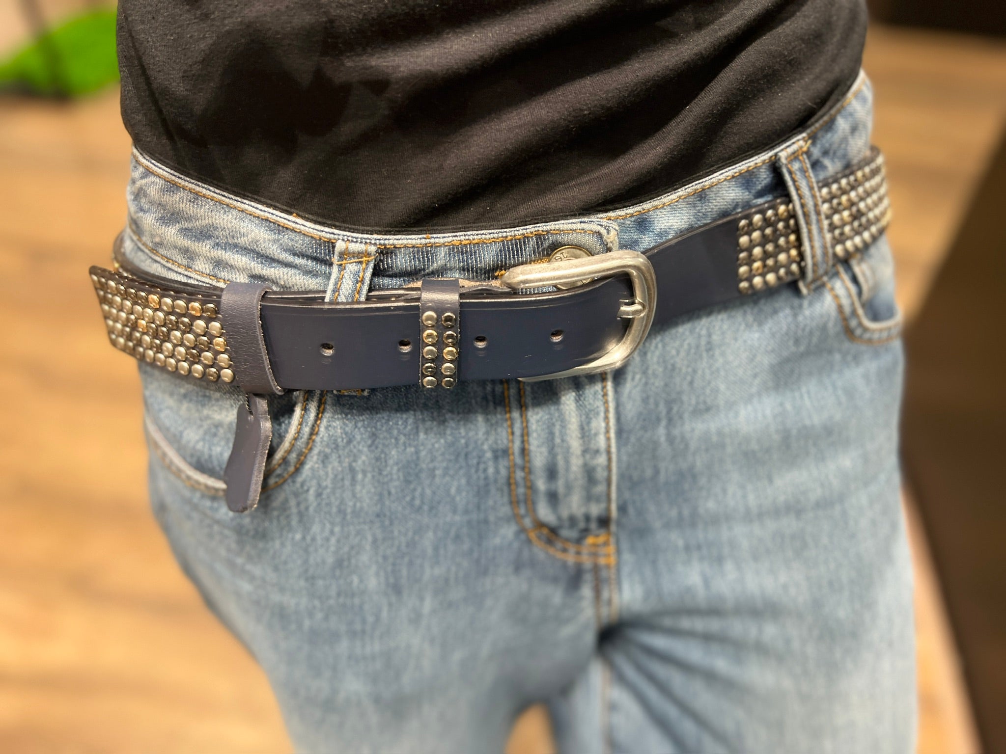 Cintura in pelle con borchie