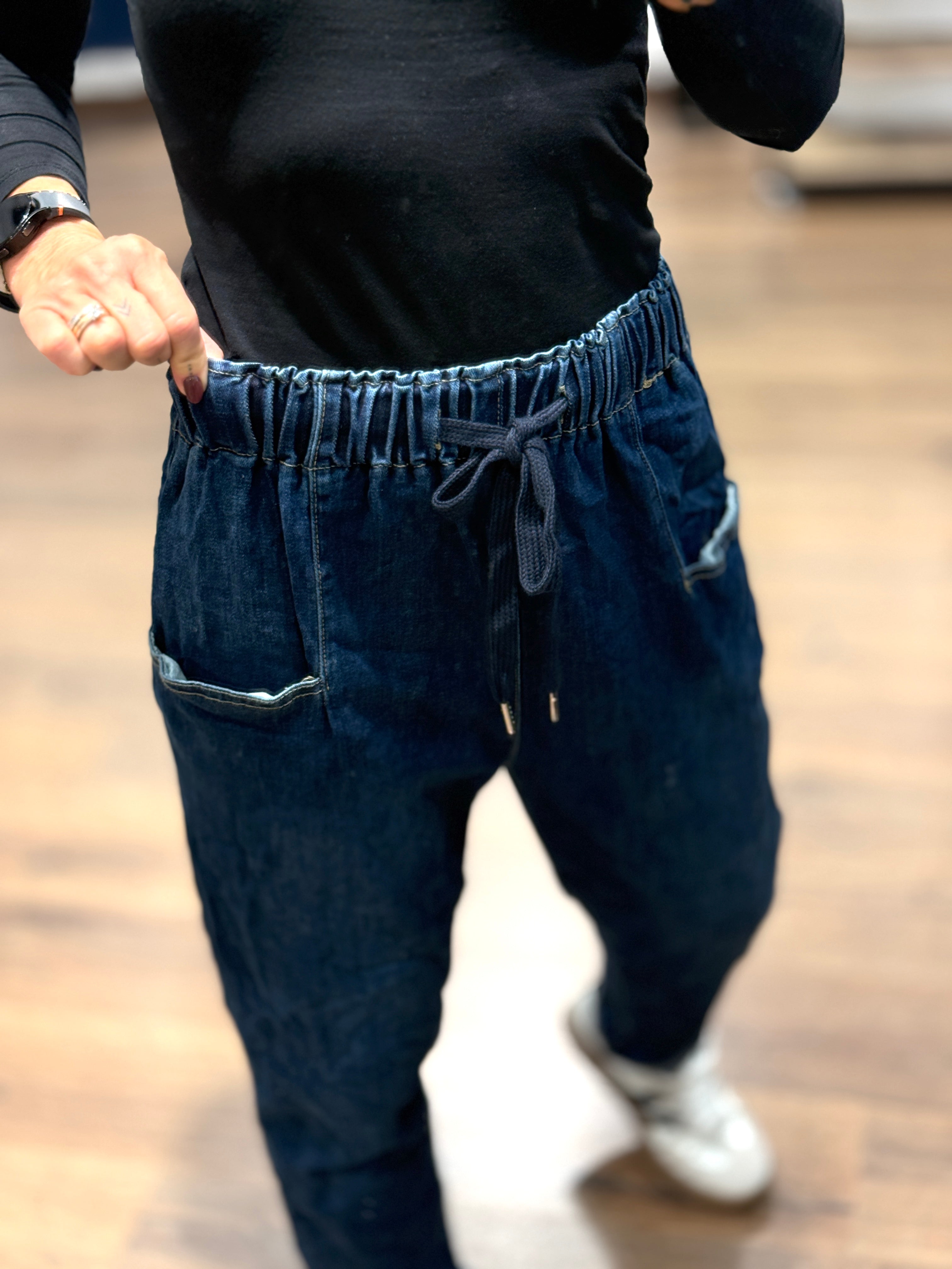 Jeans con tasche e elastico in vita