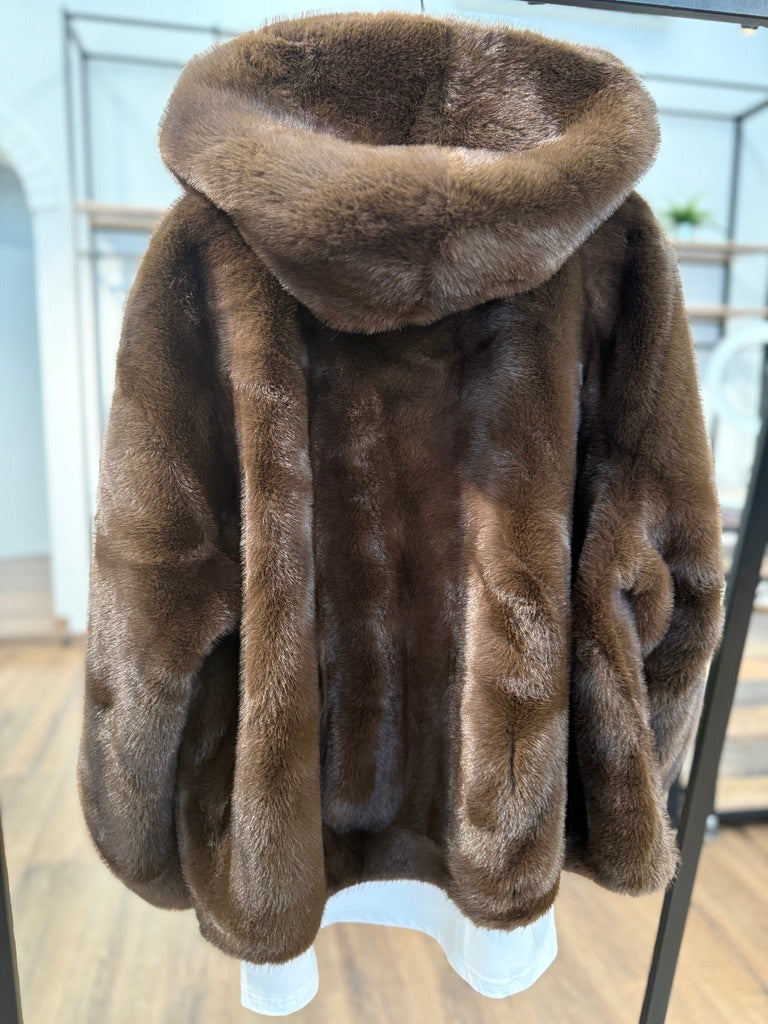 Giubbo in ecopelo con cappuccio e bottoni gioiello