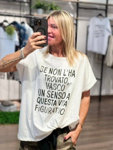 T-shirt con scritta e brillantini