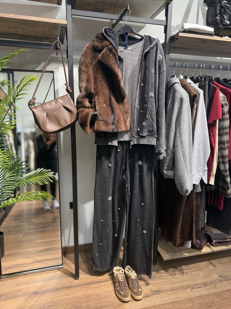 Tuta con applicazioni brillanti