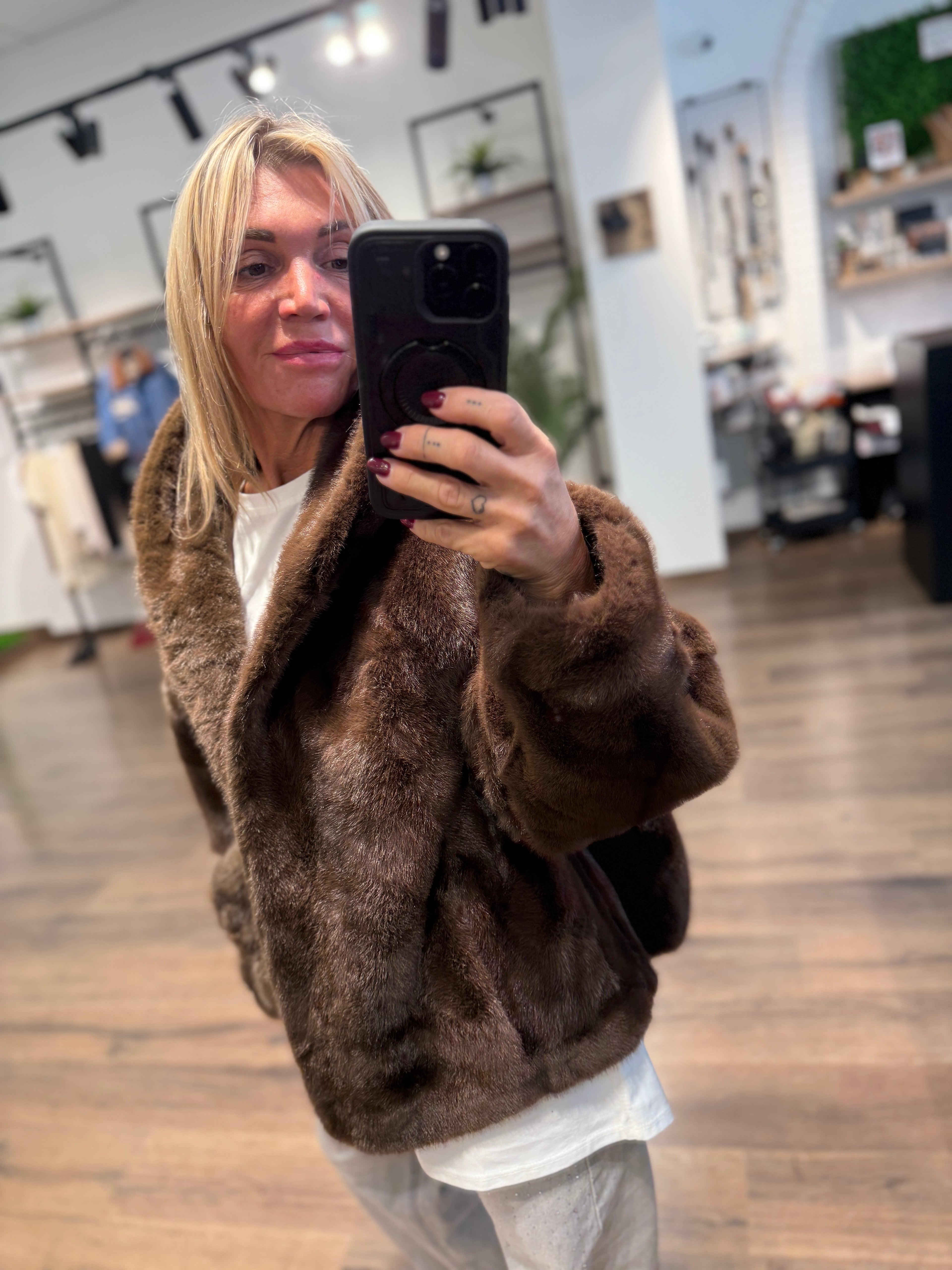 Giubbo in ecopelo con cappuccio e bottoni gioiello