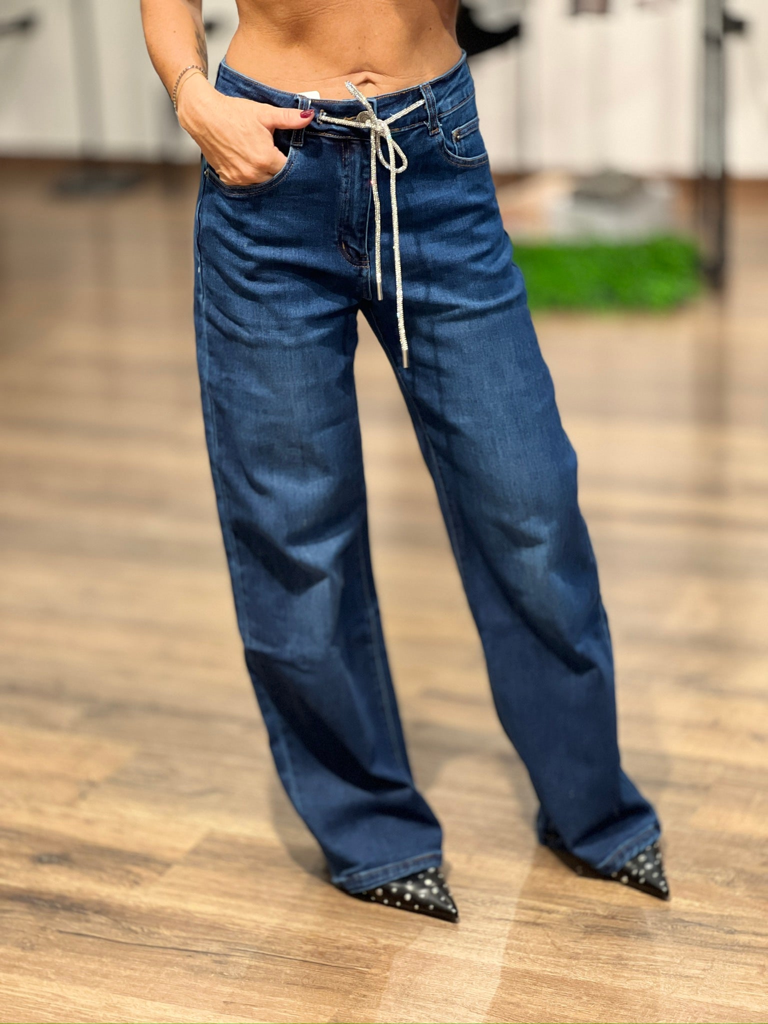 Jeans a palazzo con cintura di brillantini