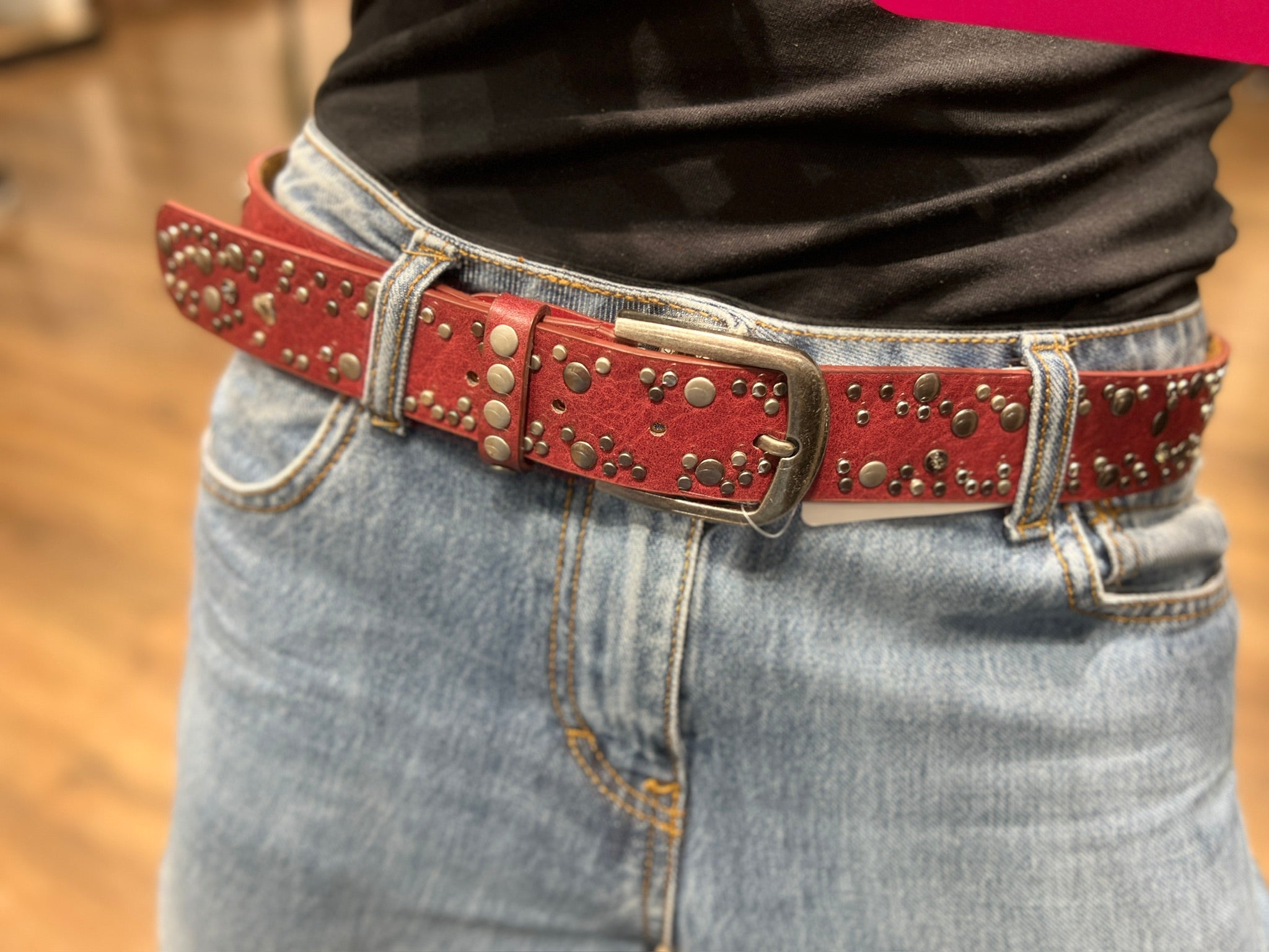 Cintura in pelle bordeaux con borchie