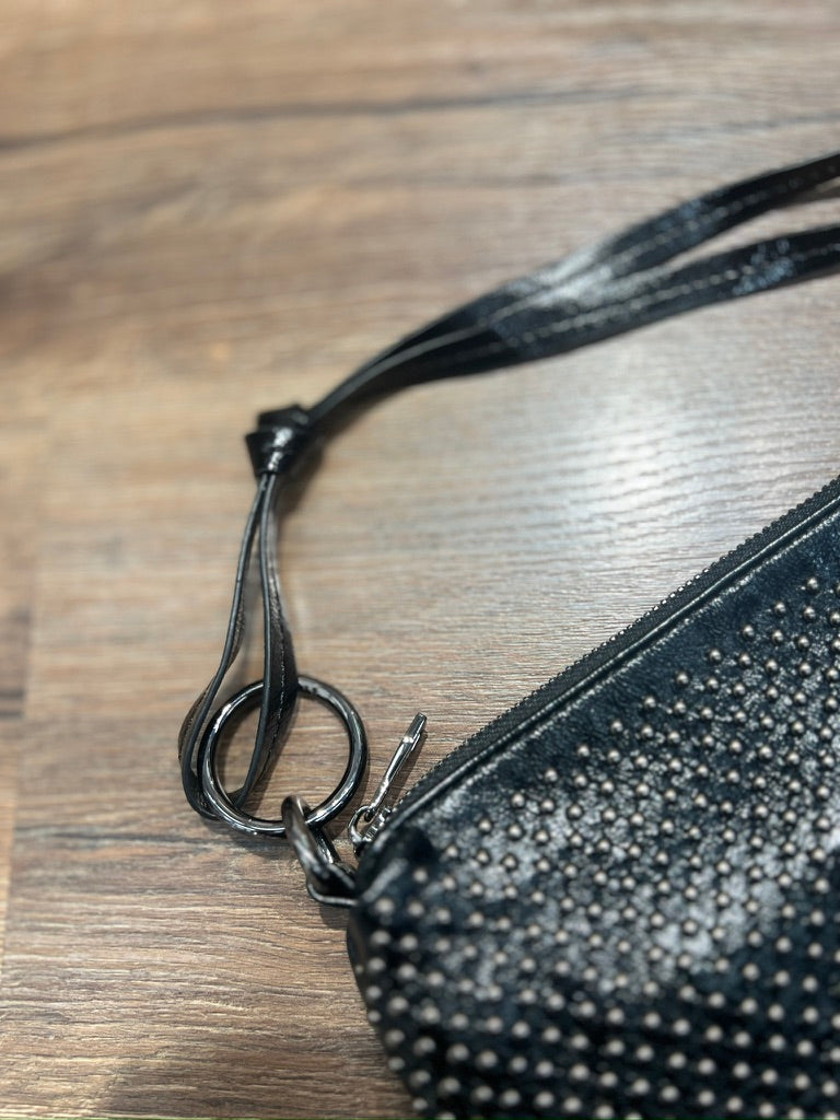 Borsa piatta con borchiette