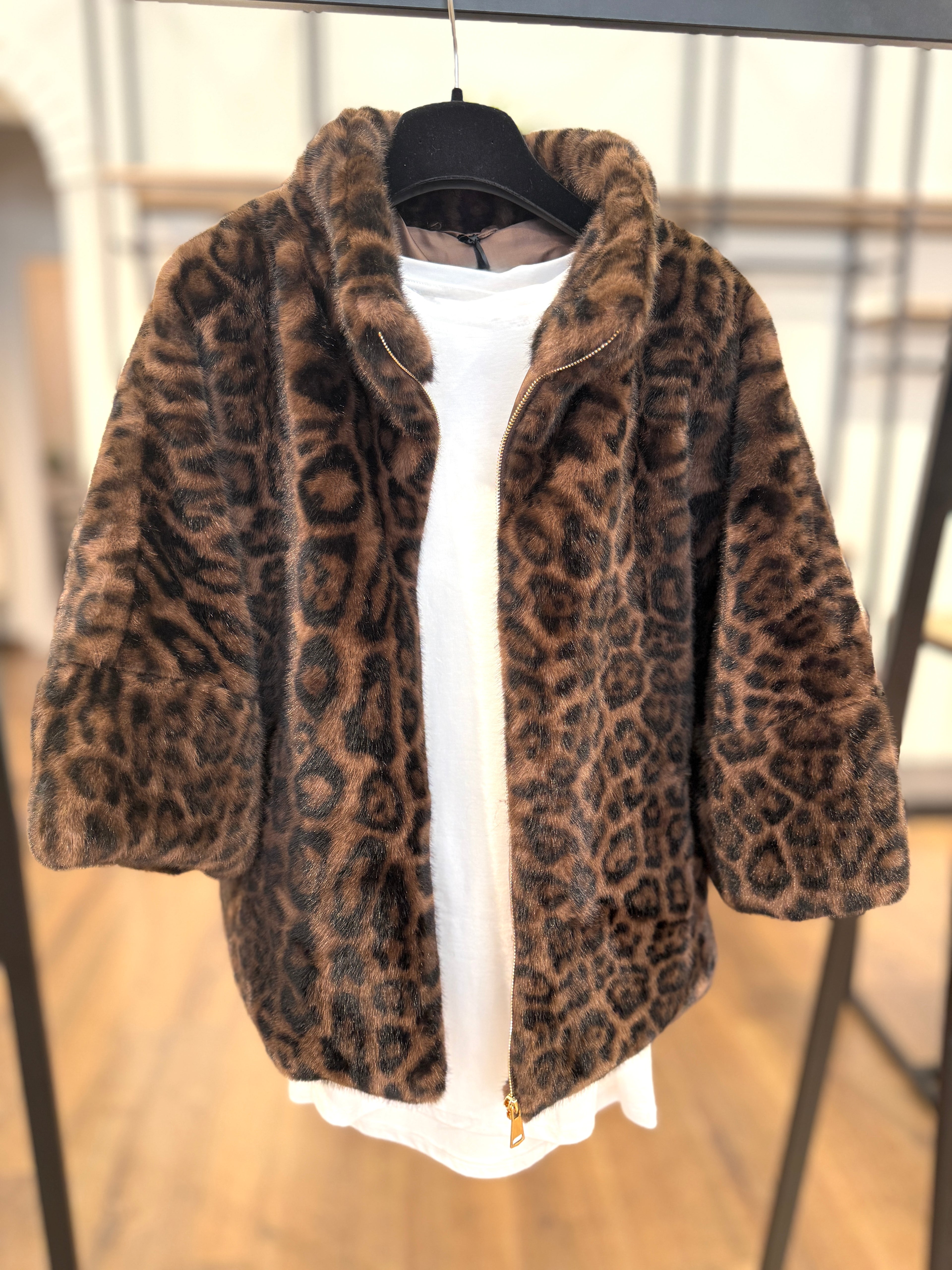 Pelliccia in ecopelo animalier con zip