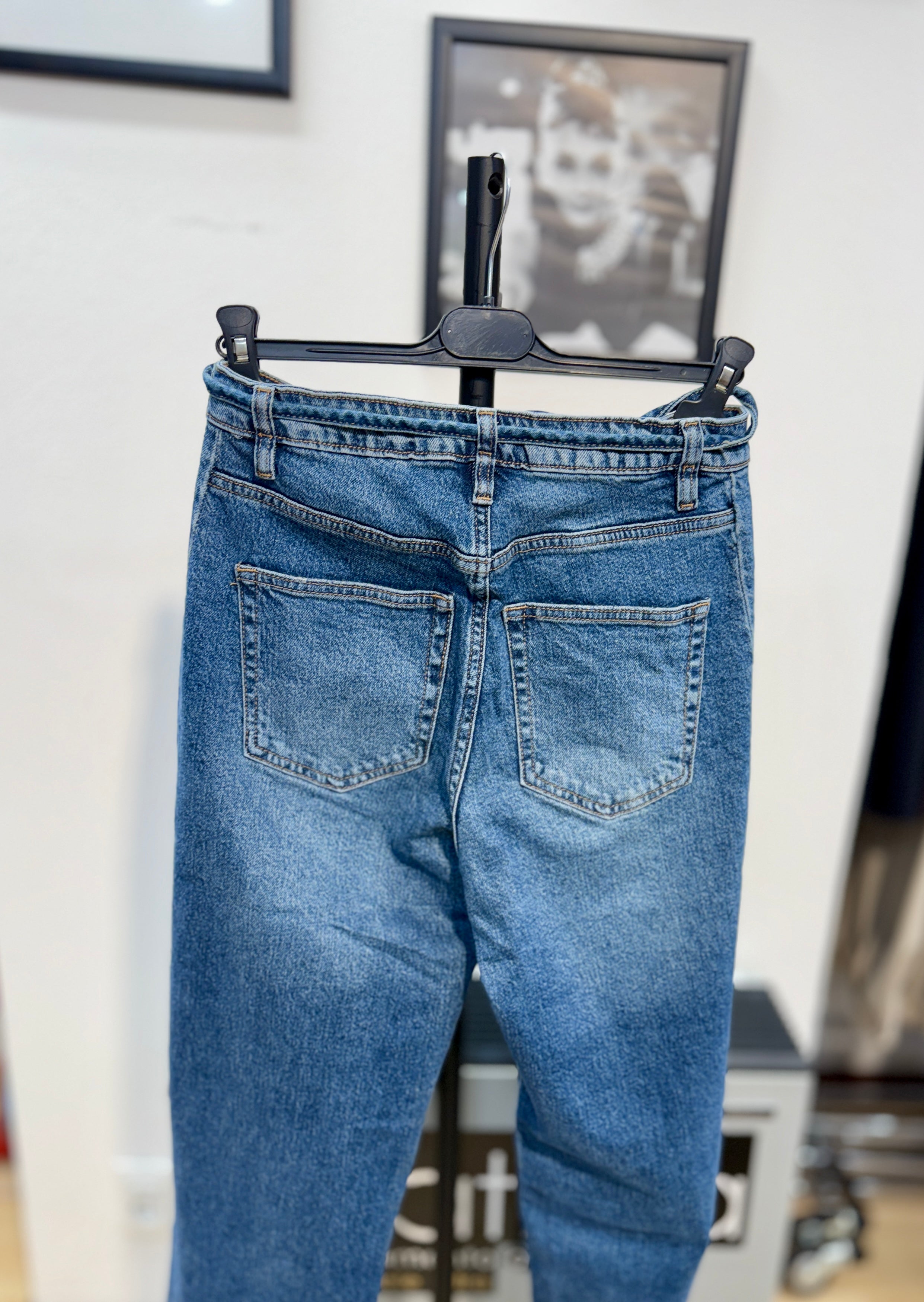 Jeans con cinturino