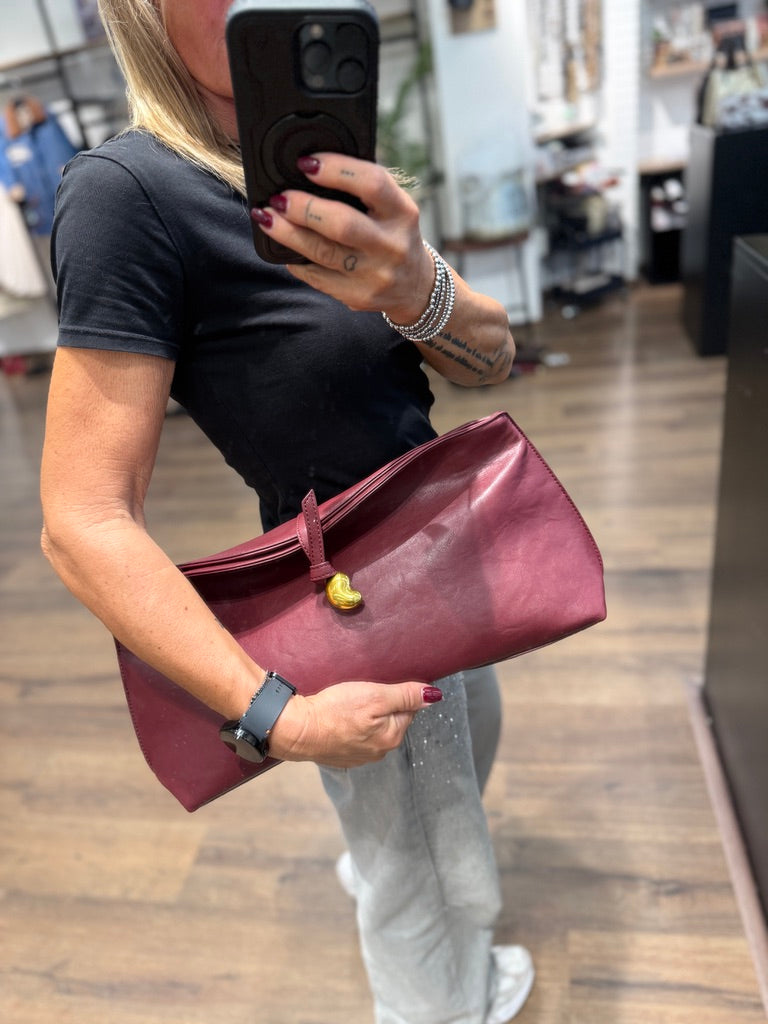 Borsa a mano con chiusura in metallo oro