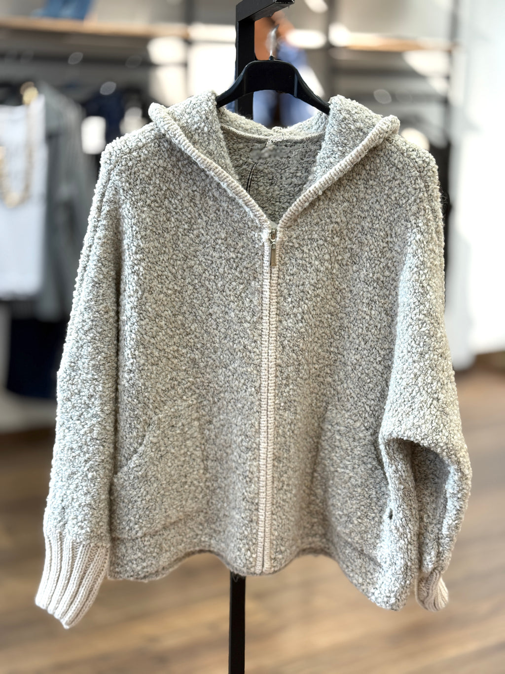 Maglia effetto boucle' con zip e cappuccio