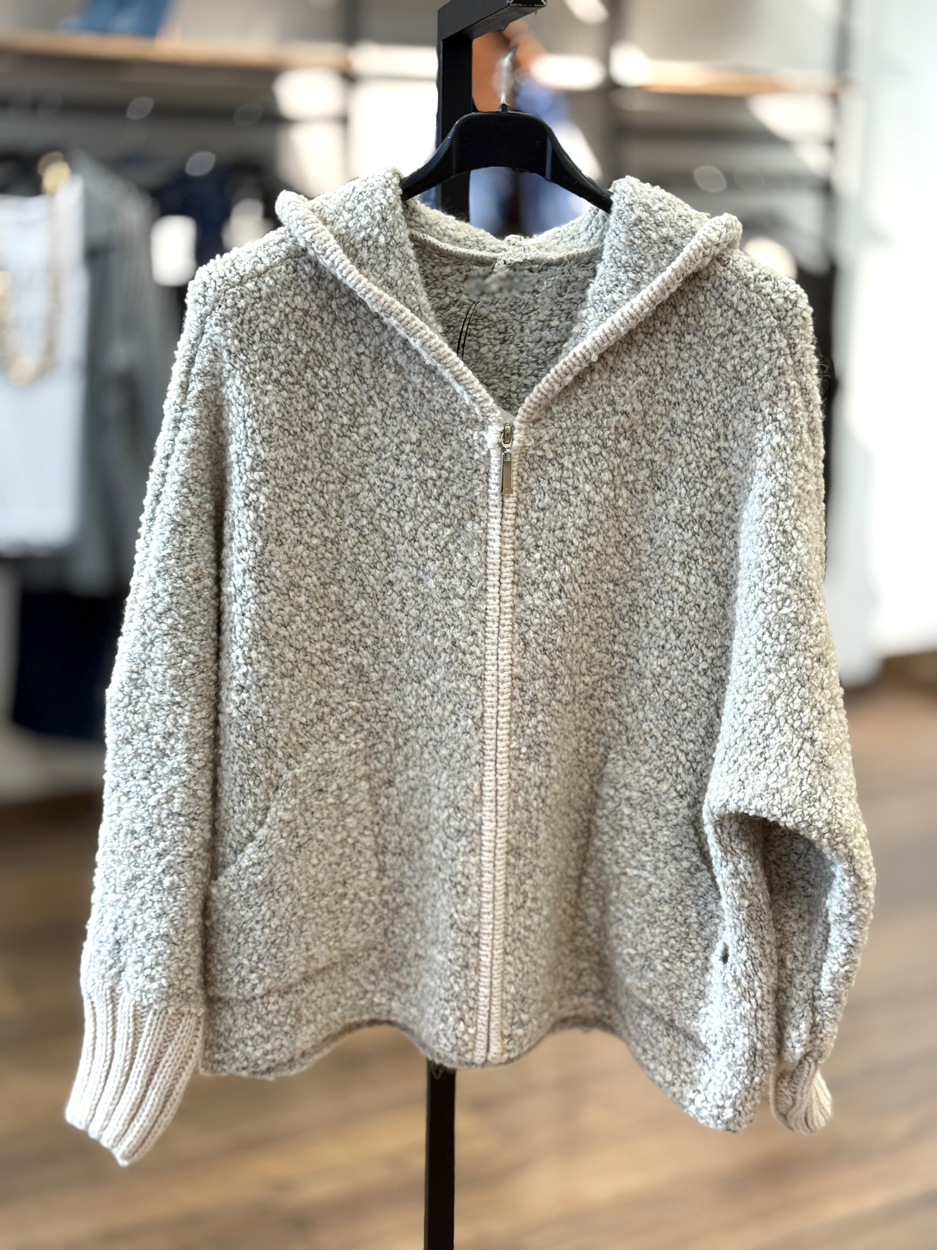 Maglia effetto boucle' con zip e cappuccio