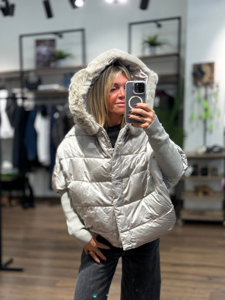 Giaccone con maniche in maglia e cappuccio