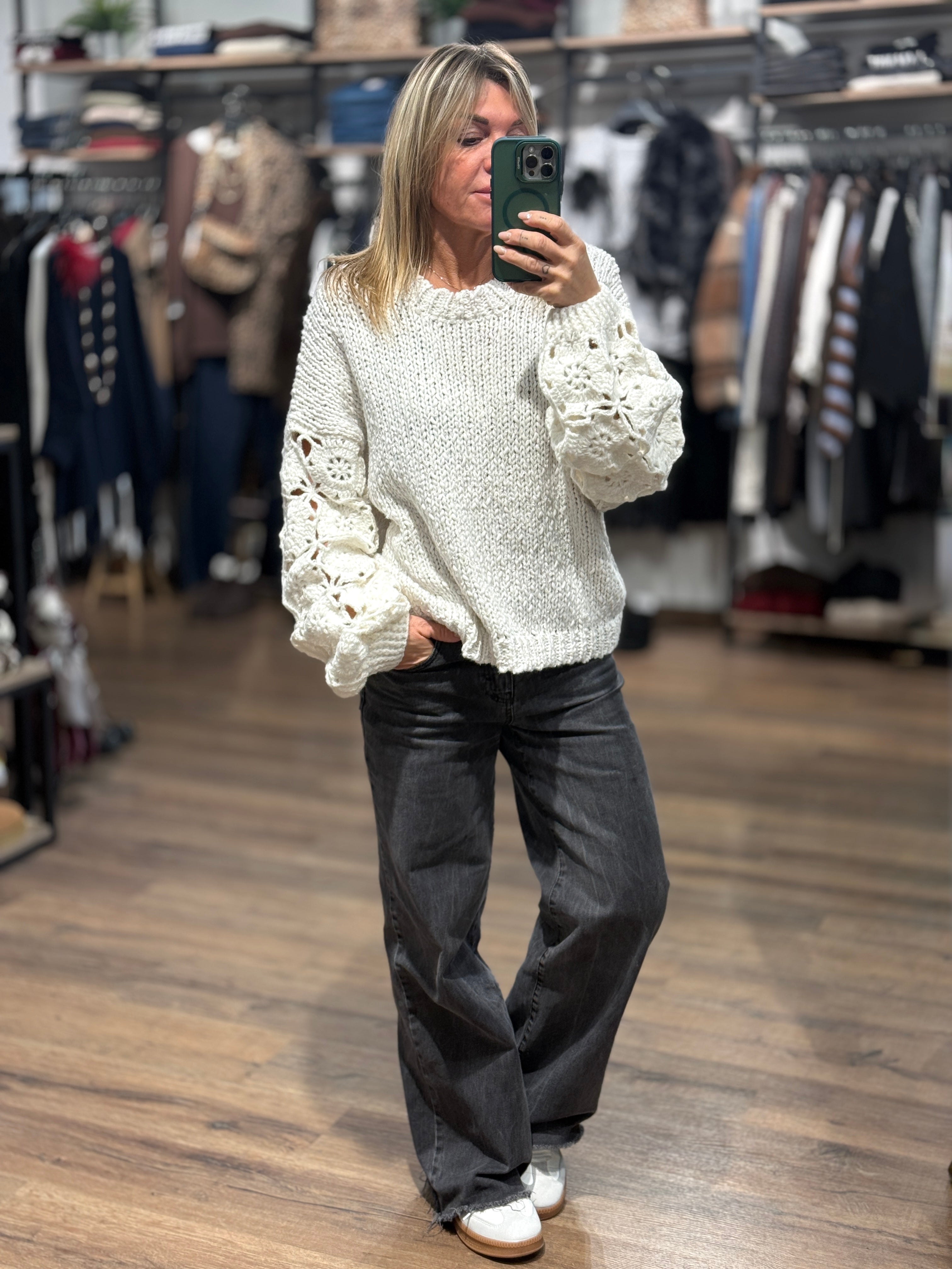 Maglia con maniche ricamate tipo ucinetto