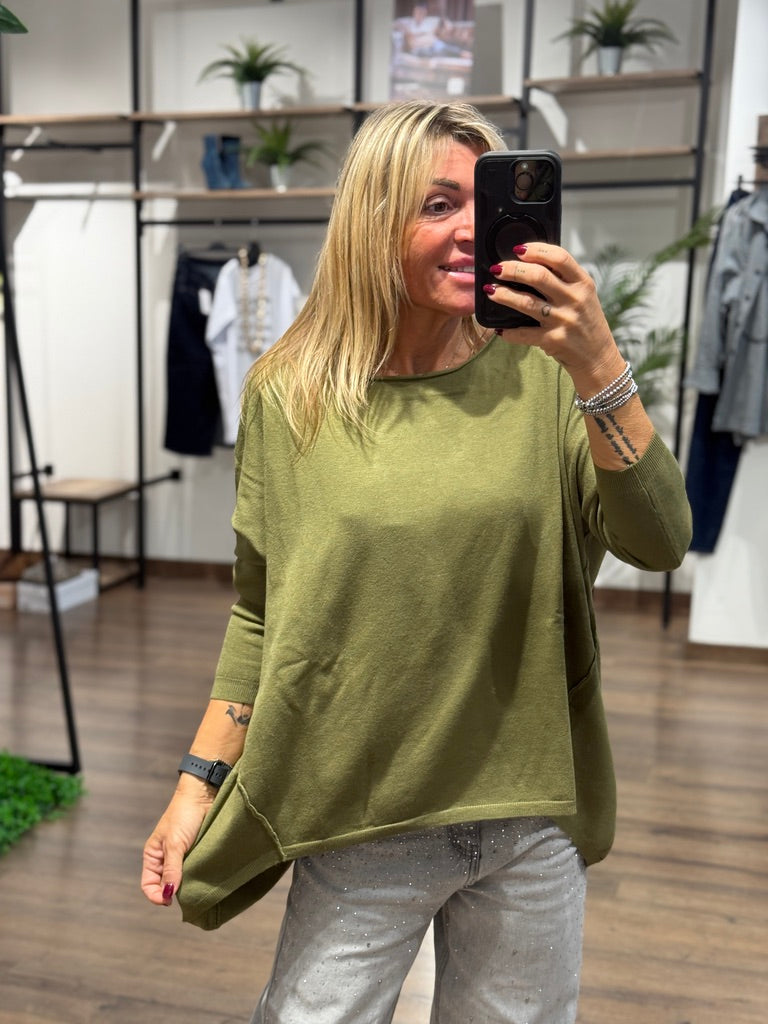 Maglia  morbida con scollo a barca