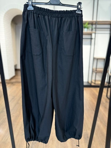 Pantalone con gamba morbida e con coulisse sulla caviglia