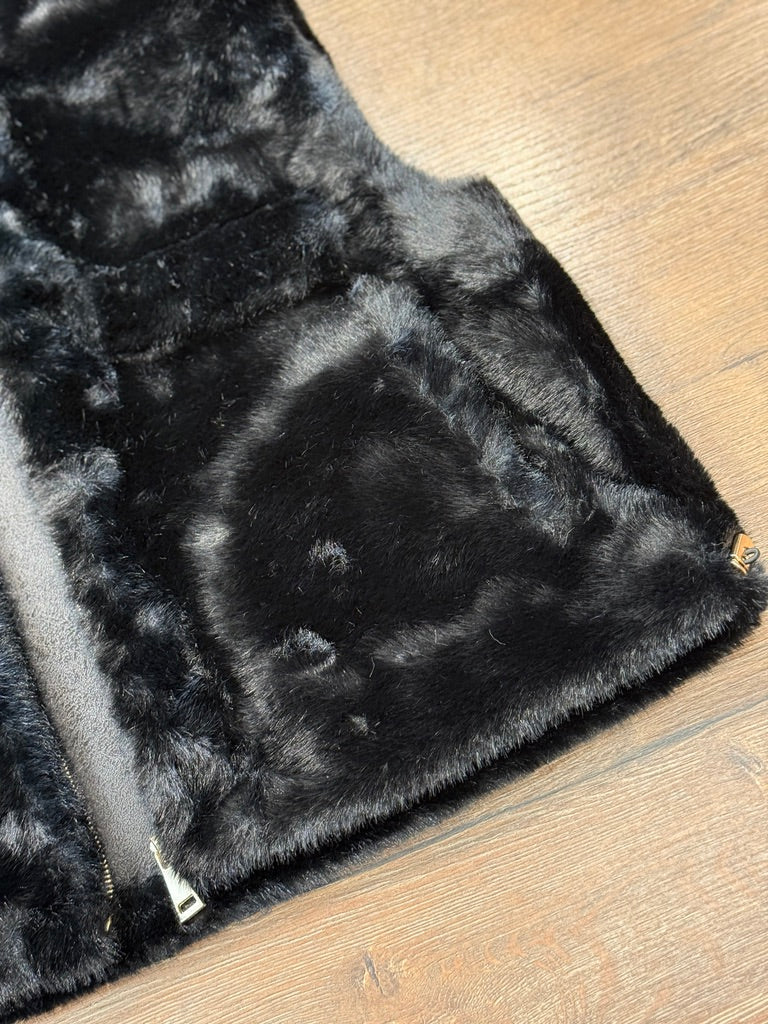 Gilet ecopelliccia con zip e laccetti