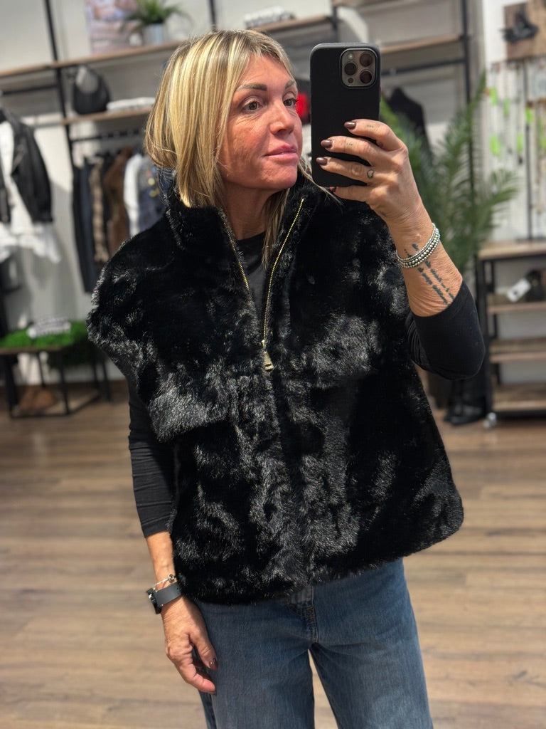 Gilet ecopelliccia con zip e laccetti