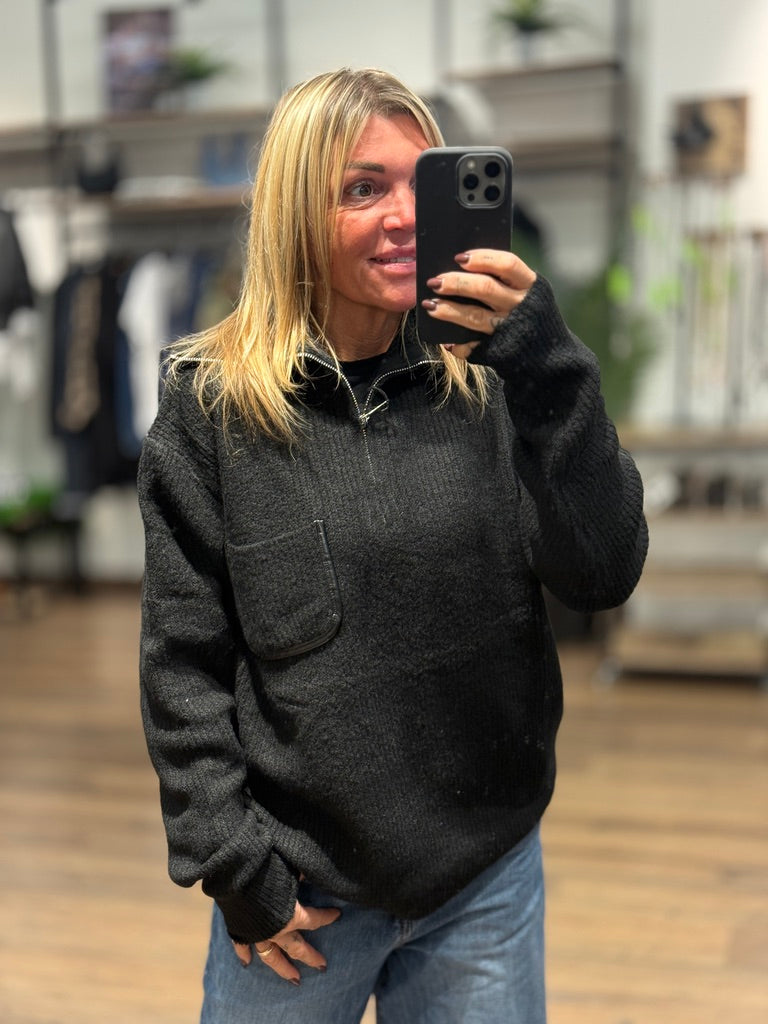 Maglia collo alto con zip e taschino