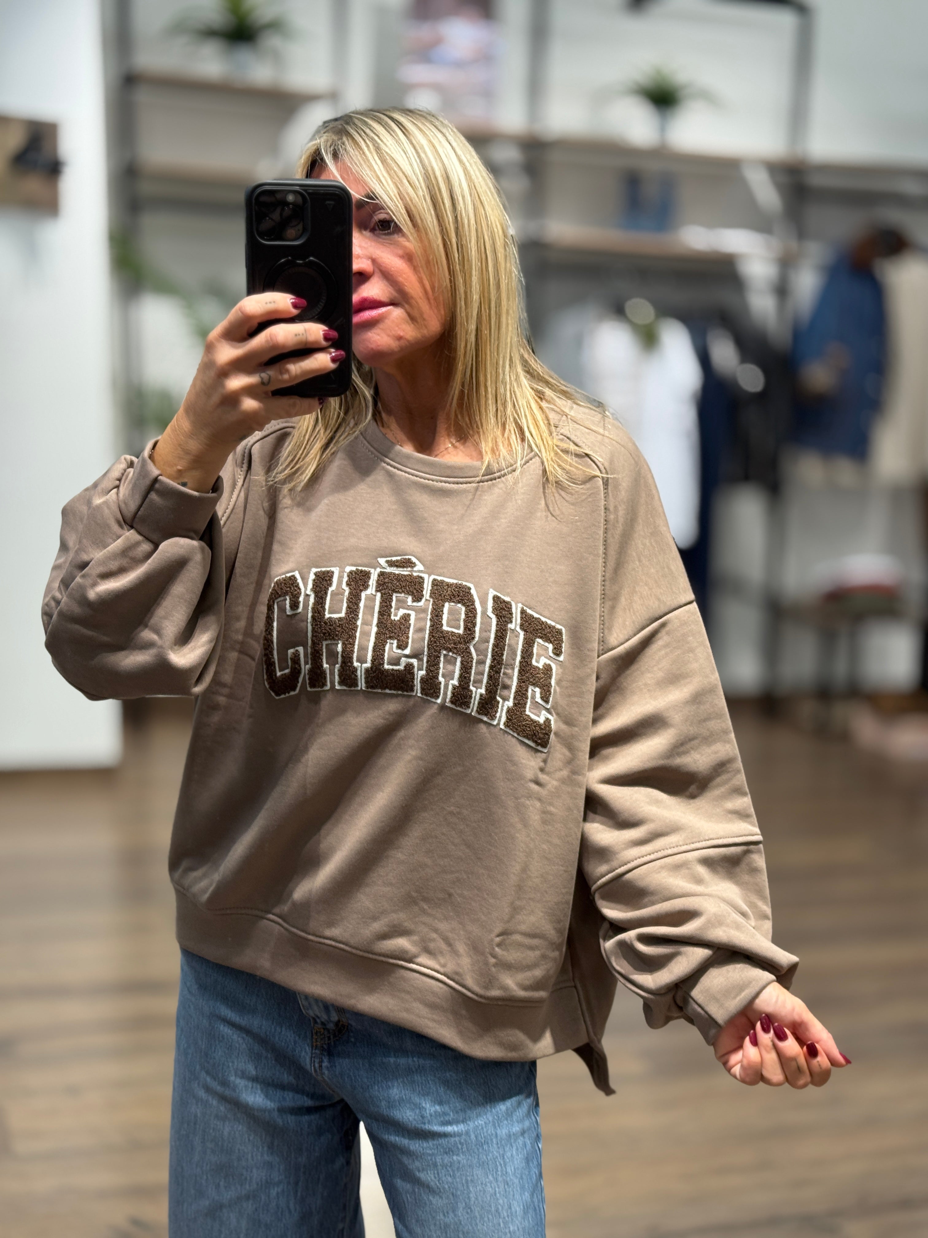 Felpa con scritta "Cherie"