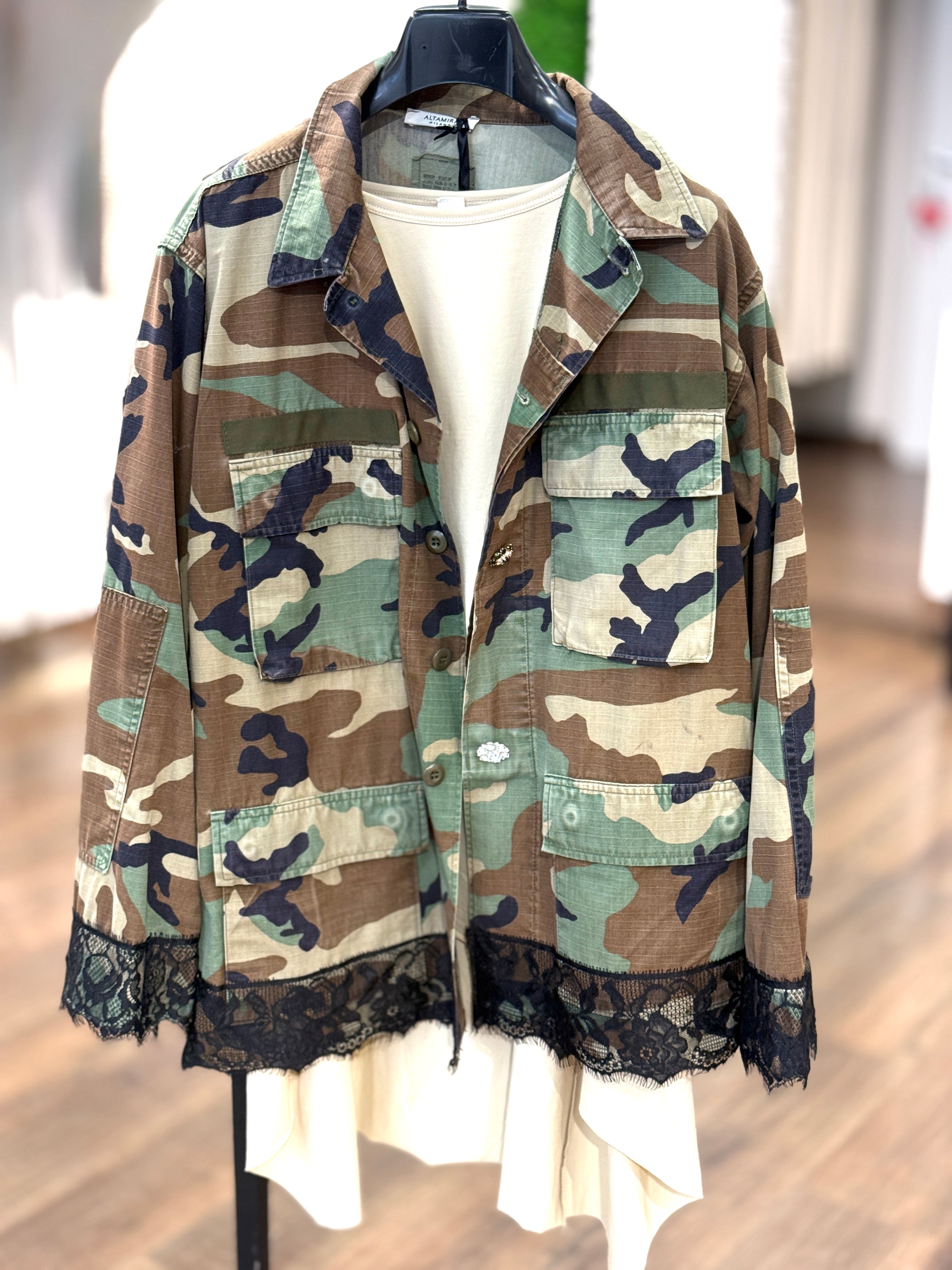 Giacca camouflage con bottoni gioiello