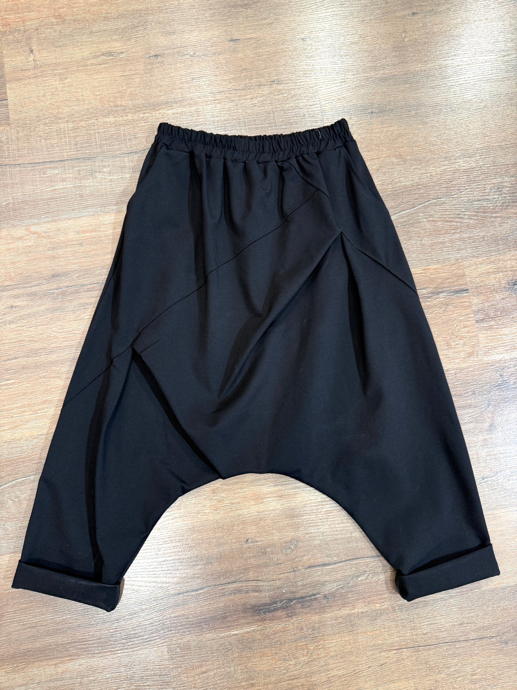 Pantalone con cavallo basso