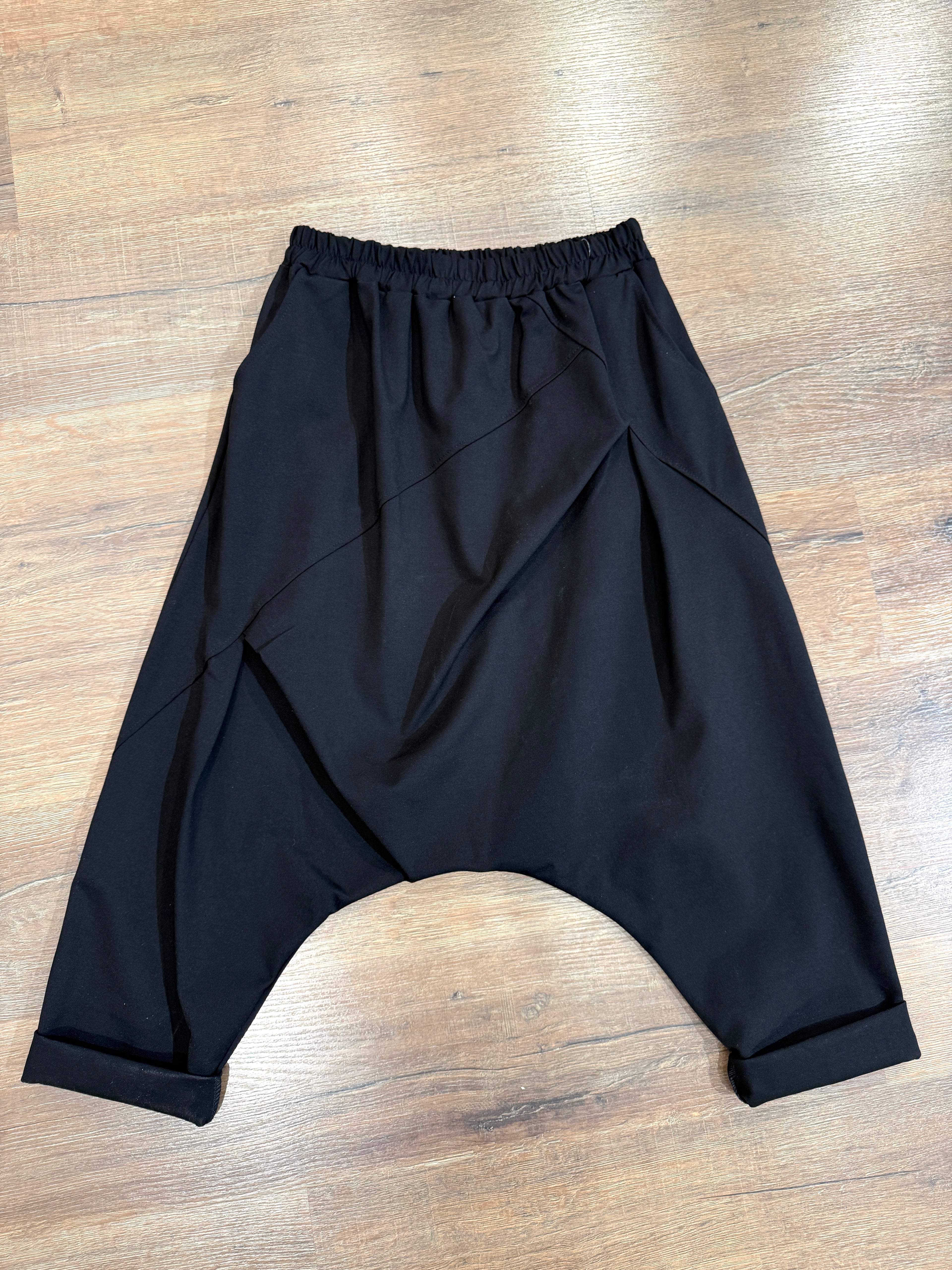 Pantalone con cavallo basso