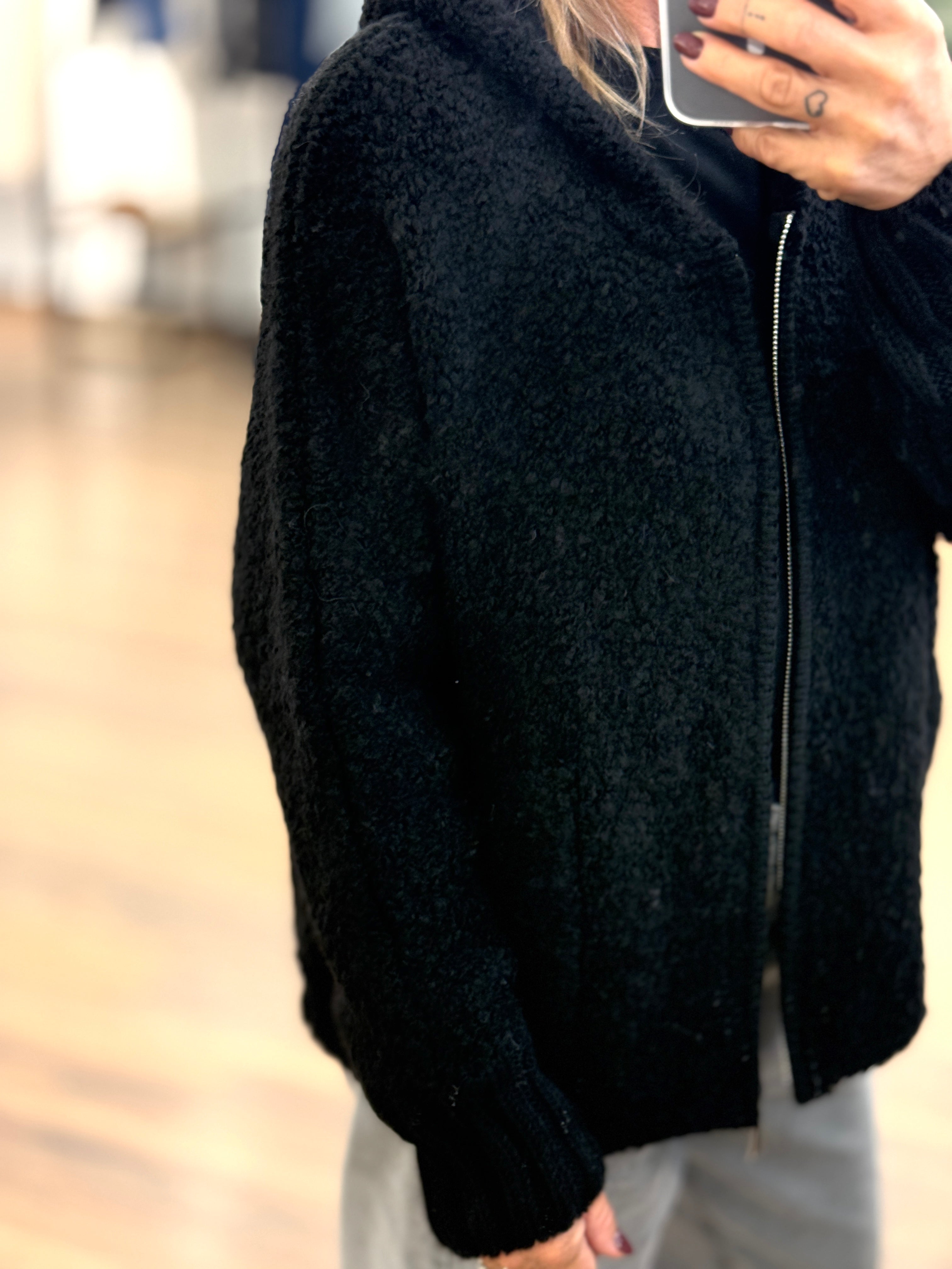 Maglia effetto boucle' con zip e cappuccio