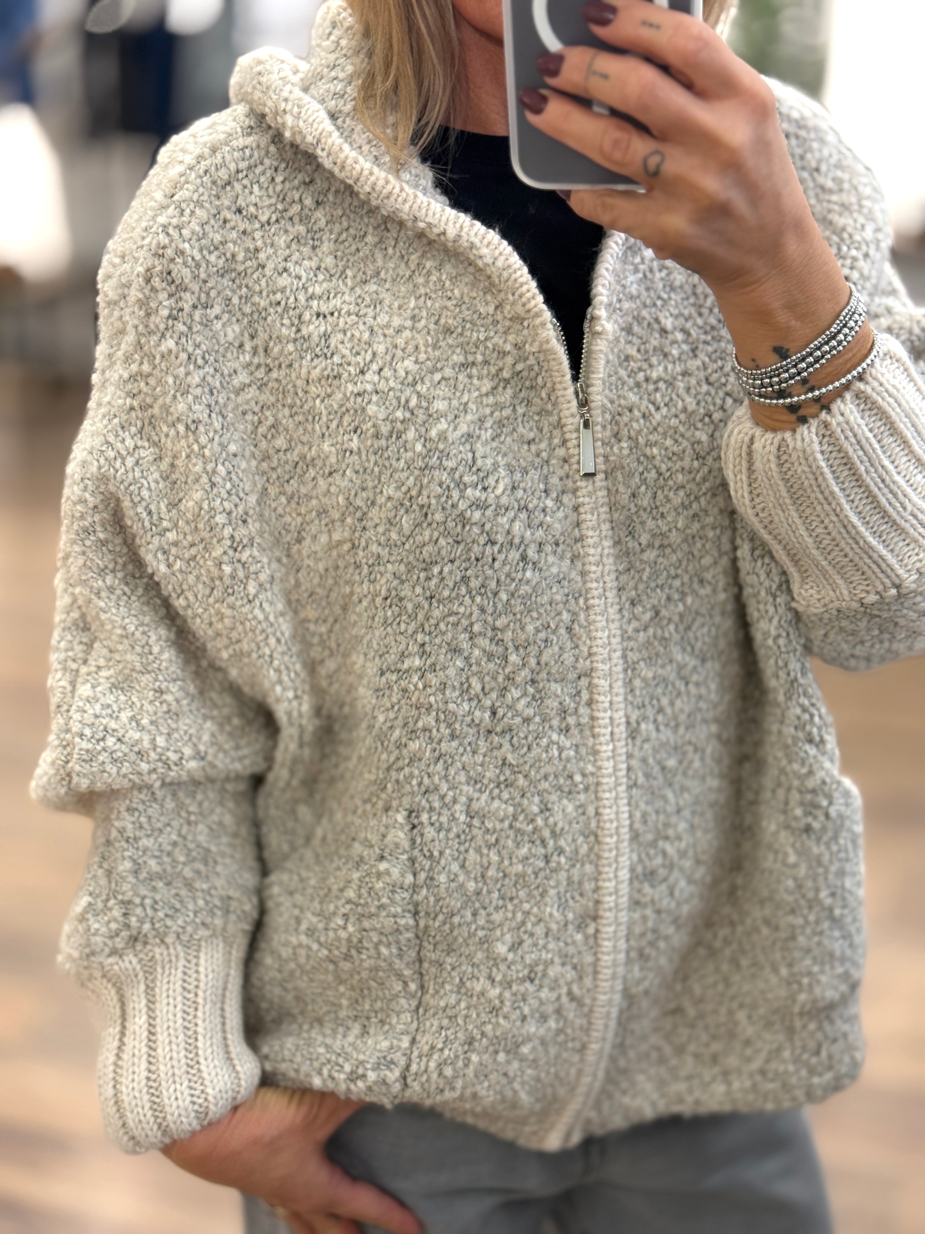 Maglia effetto boucle' con zip e cappuccio