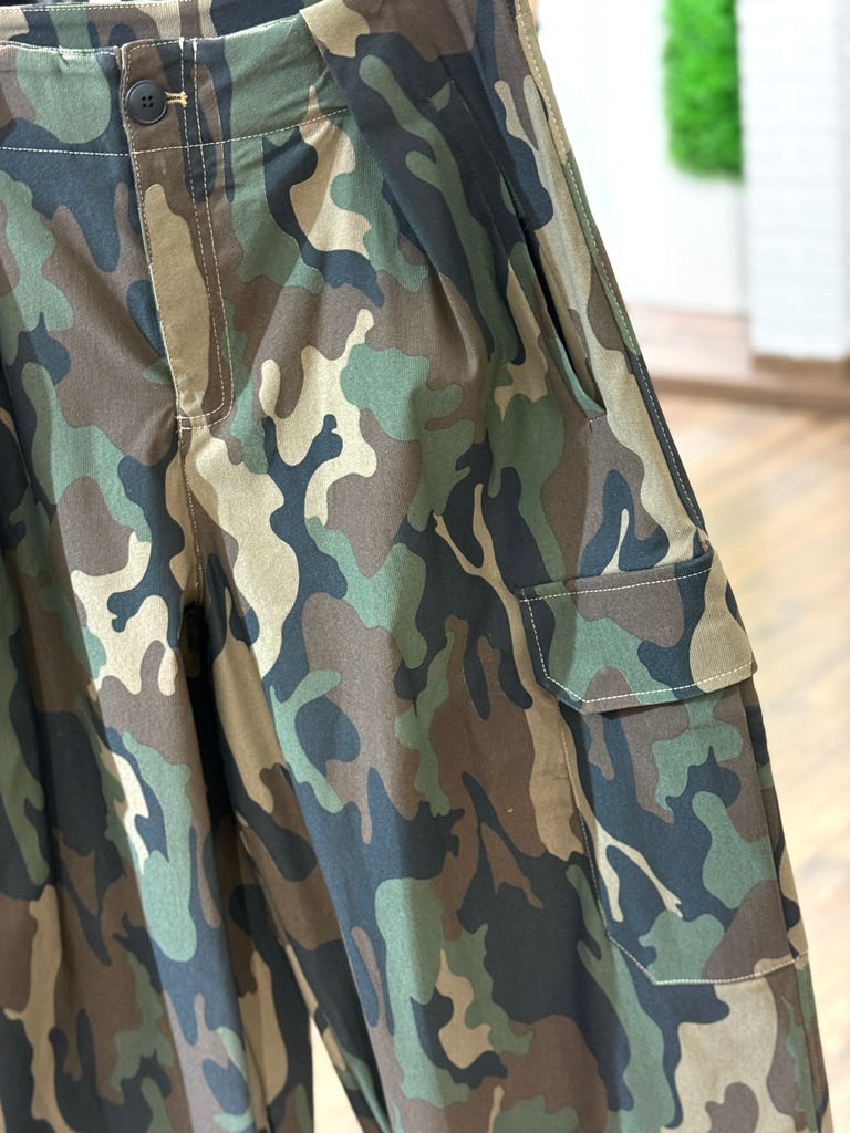 Pantalone camouflage con tashe