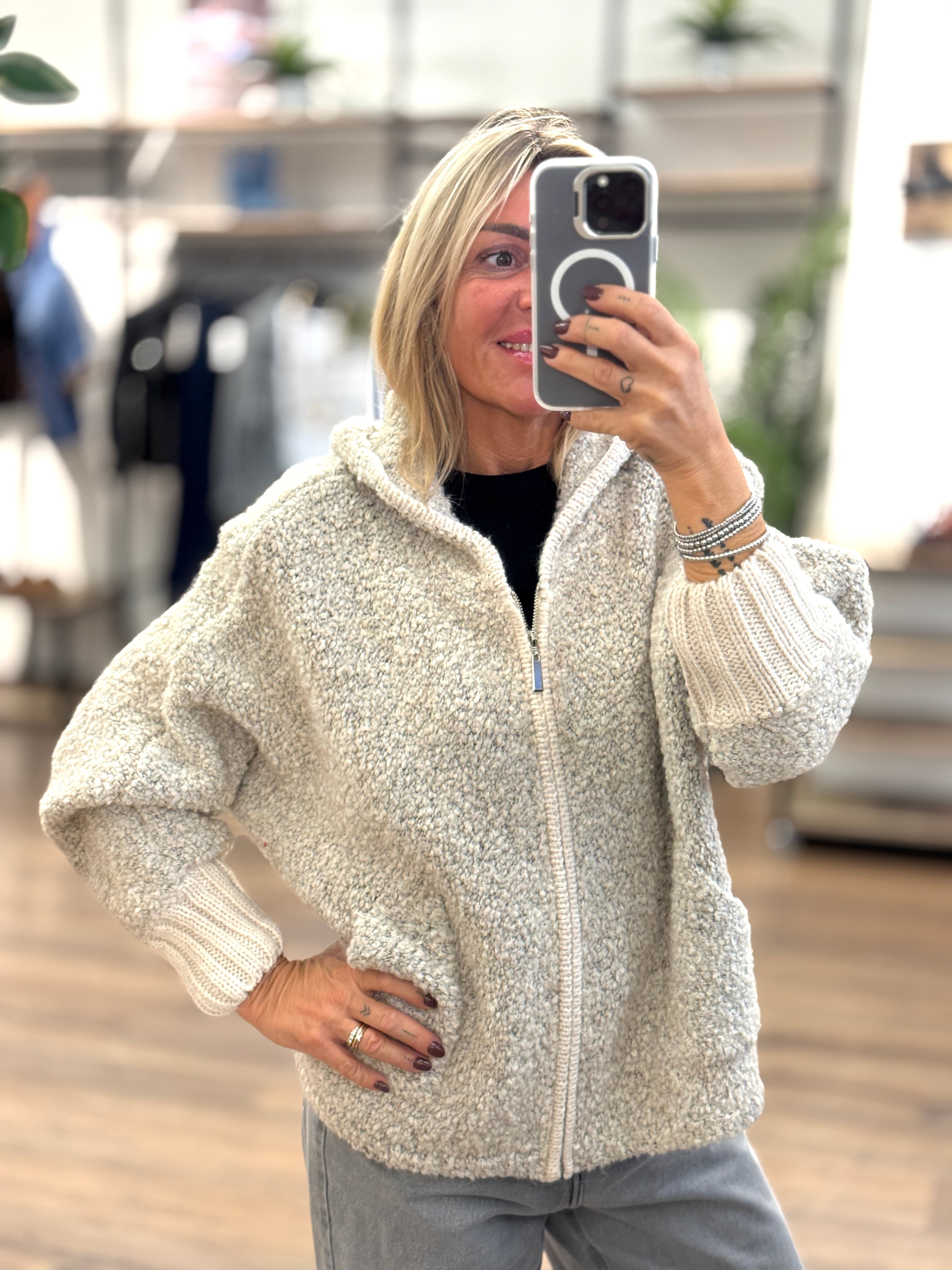 Maglia effetto boucle' con zip e cappuccio