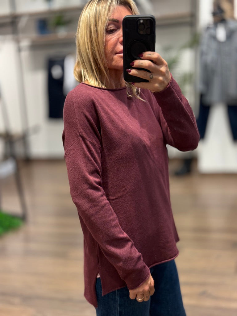 Maglia taglio regular con scollo a barca.