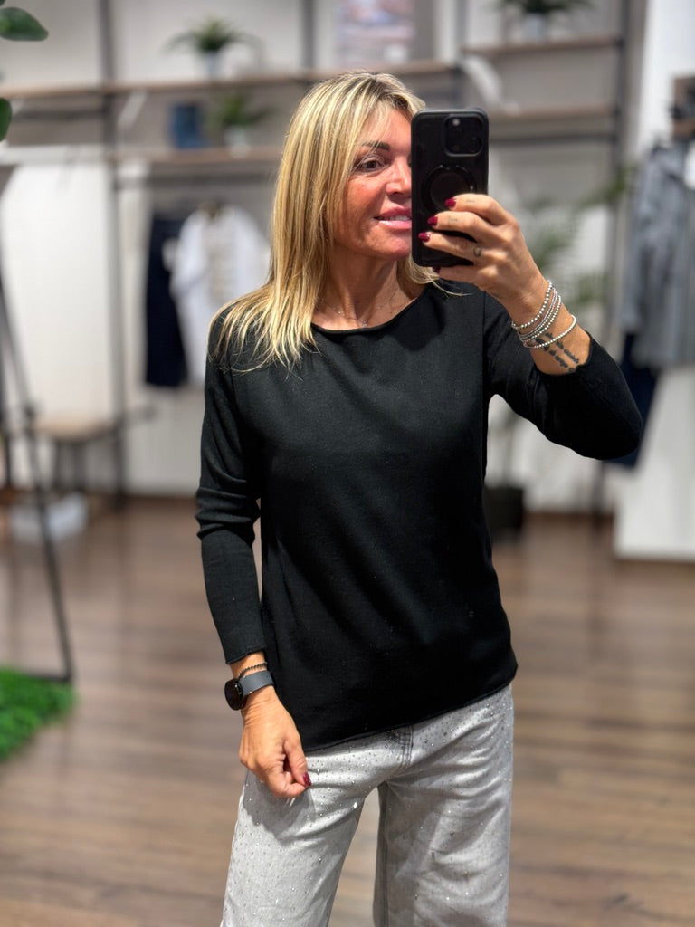 Maglia taglio regular con scollo a barca.