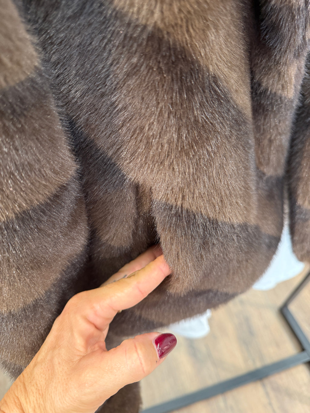 Giacca in ecopelo con collo sciallato