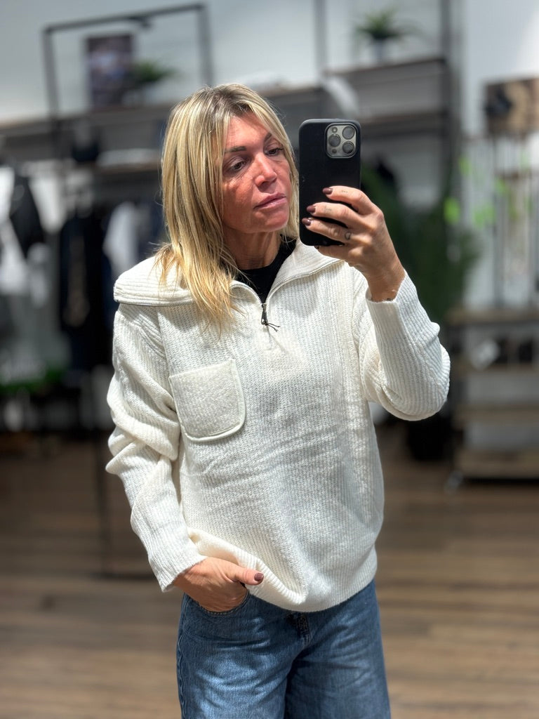 Maglia collo alto con zip e taschino