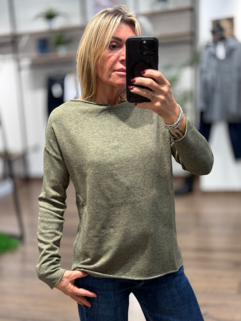 Maglia taglio regular con scollo a barca.