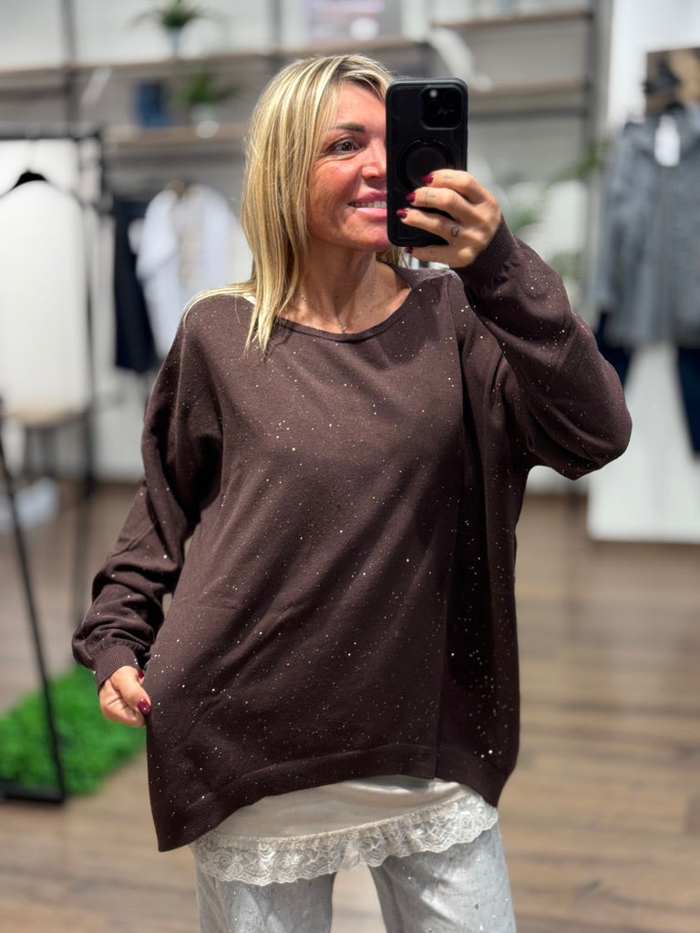 Maglia con scollo a barca con dettagli luminosi.