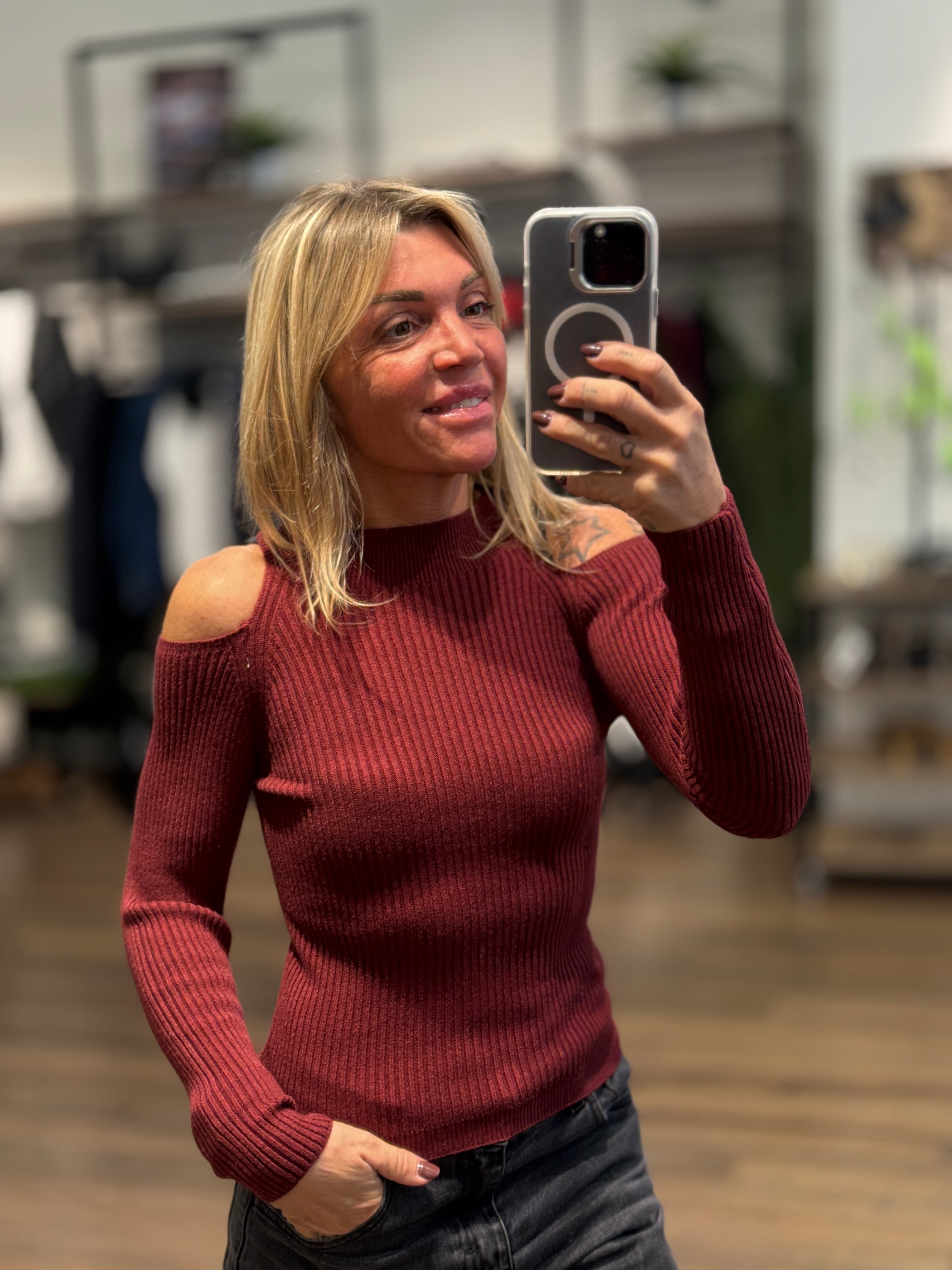 Maglia con spalle scoperte