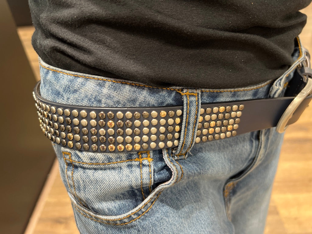 Cintura in pelle con borchie
