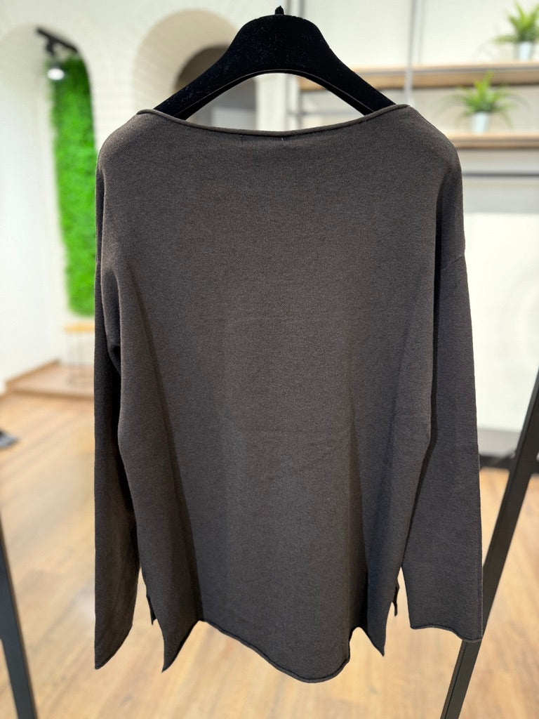 Maglia taglio regular con scollo a barca.