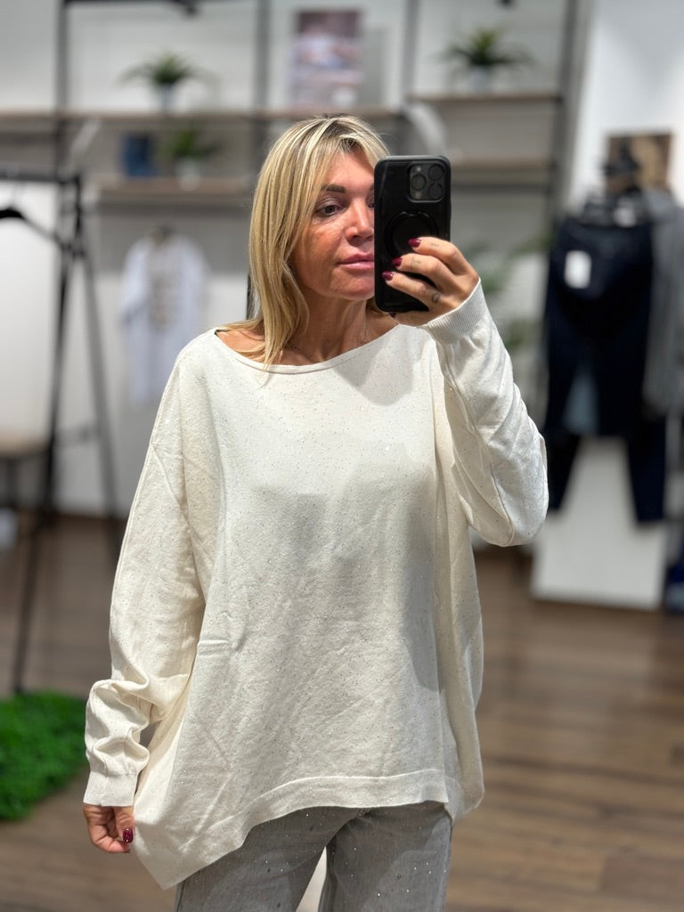 Maglia con scollo a barca con dettagli luminosi.